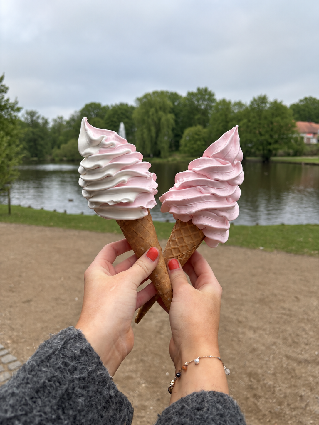 To softice ved Skovsøen på en sommerdag